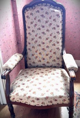 a chair that is sitting in the corner of a room