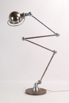 une photo d'une lampe de bureau avec un pied en bois