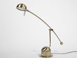l'image d'une lampe posée sur une table