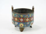 a small pot that is sitting on a stand