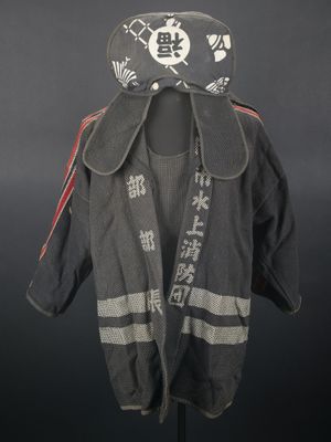 une veste noire ornée d'un crâne et d'os croisés