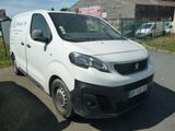 une petite camionnette blanche garée sur le bord de la route