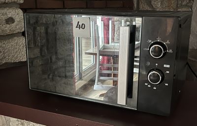 une photo d'un micro-ondes posé sur une étagère