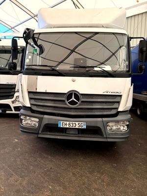 deux camions garés l'un à côté de l'autre dans un garage
