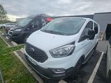 une camionnette blanche garée dans un parking