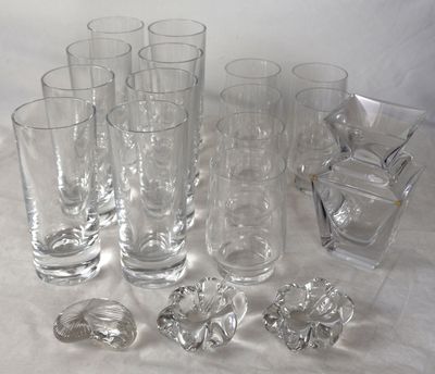 un grand nombre de verres posés sur une table