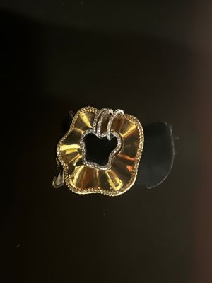 Bague Fleur en or 18K, ajourée, ondulée et cernée de pierres blanches. - Photo 1