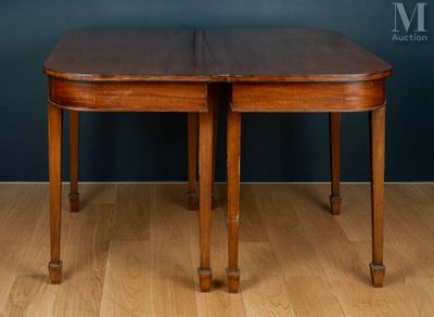 une vieille table en bois sur laquelle sont posées deux rallonges