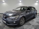 la voiture grise est garée sur un sol en damier dans le garage