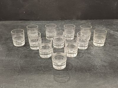 un grand nombre de verres posés sur une table