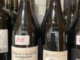 plusieurs bouteilles de vin sont alignées sur un comptoir