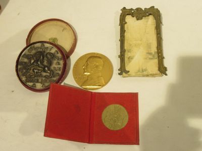 une boîte rouge contenant une médaille d'or et une boîte rouge contenant une médaille d'or