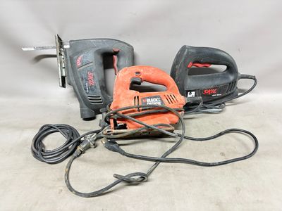 une image représentant une ponceuse filaire et d'autres outils sur fond blanc