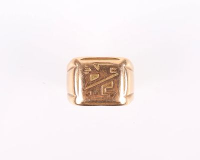 un gros plan d'une bague en or ornée d'un motif