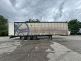 un camion semi-remorque garé dans un parking