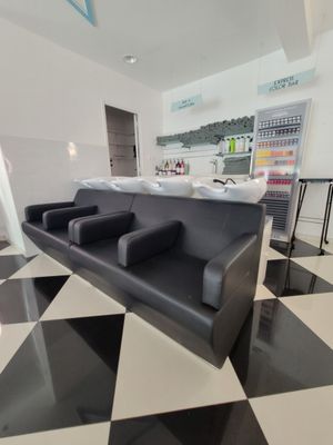 un sol à carreaux noirs et blancs avec un canapé noir et blanc
