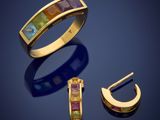 une paire de bagues en or et une bague sertie de pierres multicolores