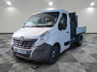 la photo d'un camion blanc garé dans une pièce