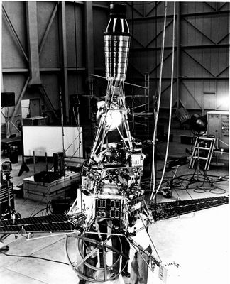 photographie en noir et blanc d'une grande machine dans un bâtiment