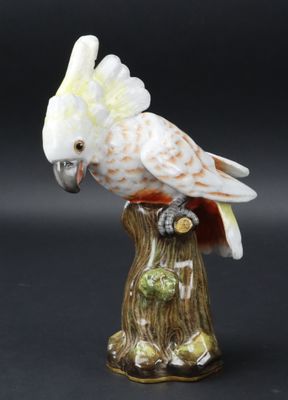 figurine en porcelaine représentant un cacatoès perché sur une souche d'arbre
