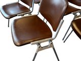 six fauteuils en cuir marron avec des pieds en métal, sur fond blanc