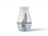 un petit vase avec un voilier dans l'eau