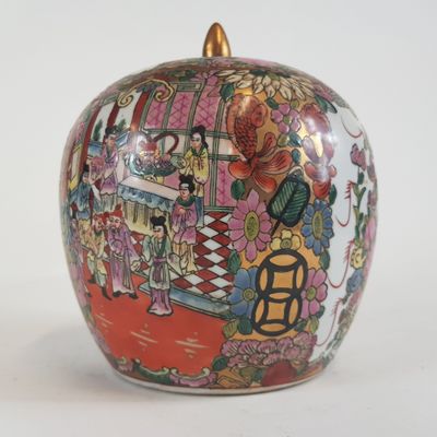 un vase en forme de pomme sur lequel est représentée une femme