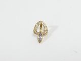 une paire de boucles d'oreilles en or serties de diamants sur fond blanc