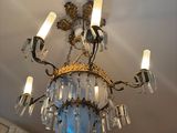 un lustre suspendu au plafond d'une pièce