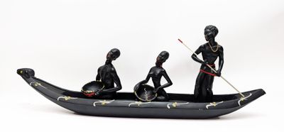 trois figurines représentant des personnes dans un bateau, sur fond blanc