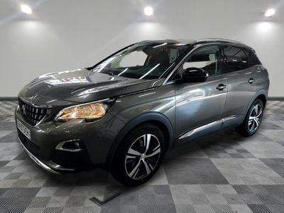 la voiture grise est garée dans une grande pièce au sol en damier