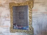 un miroir accroché au mur au-dessus d'un lavabo