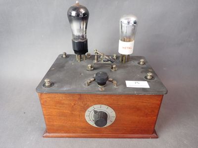une petite boîte en bois surmontée d'une ampoule