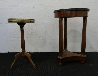 une paire de tables d'appoint anciennes en bois, surmontées d'un plateau en laiton