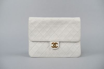 CHANEL. Sac en cuir matelassé blanc, fermoir pression sous r…