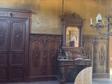 une photo d'une pièce avec un lustre et des meubles anciens