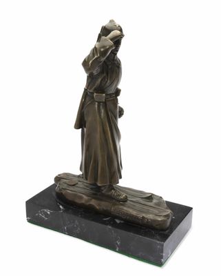 statue en bronze représentant un homme et une femme debout sur une bûche