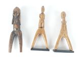 trois figurines en bois représentant un homme et une femme sur fond blanc