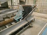 une photo d'une machine dans une usine, sur laquelle est posée une feuille