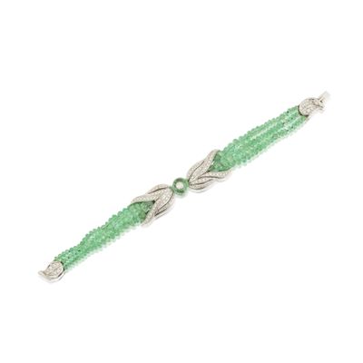 un gros plan d'un bracelet en perles vertes sur fond blanc