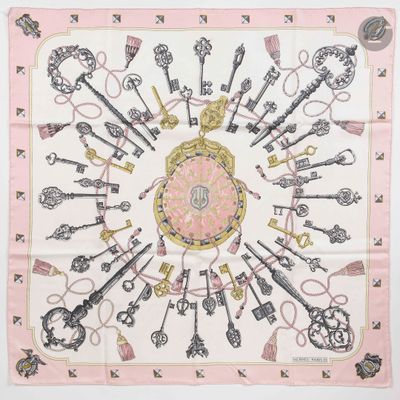 une écharpe rose et blanche sur laquelle est représenté un trousseau de clés