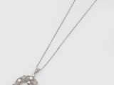 gros plan d'un collier sur une surface blanche