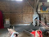 un homme qui tire une charrette dans laquelle se trouve un cheval