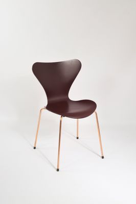 une chaise posée sur une surface blanche