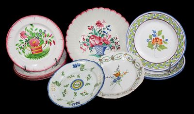 de nombreuses assiettes ornées de motifs variés