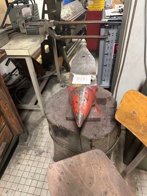 une pièce remplie de vieux meubles