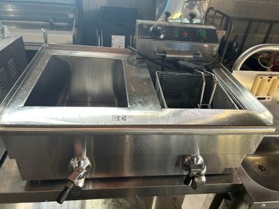 une grande friteuse qui se trouve dans une cuisine