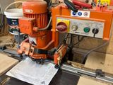 une image d'une machine qui travaille sur un morceau de bois