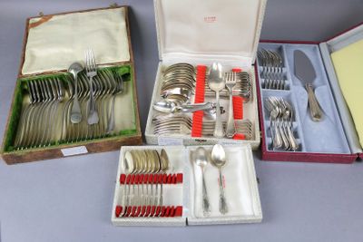une boîte d'argenterie posée sur une table