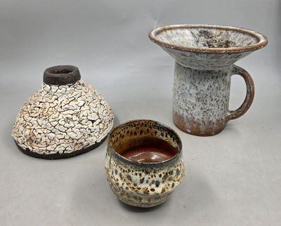 trois types différents de poteries posées sur une table